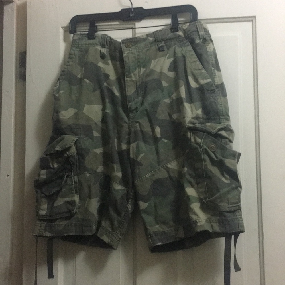 Men’s American Eagle Camo cargo shorts
